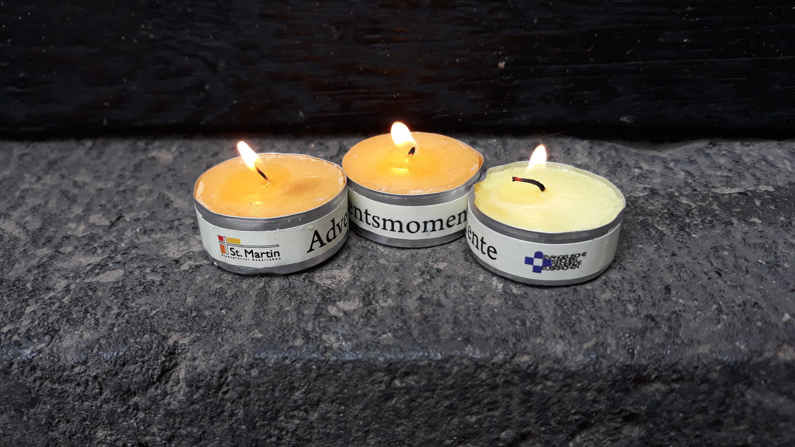 Drei Kerzen der Aktion "Adventsmomente"